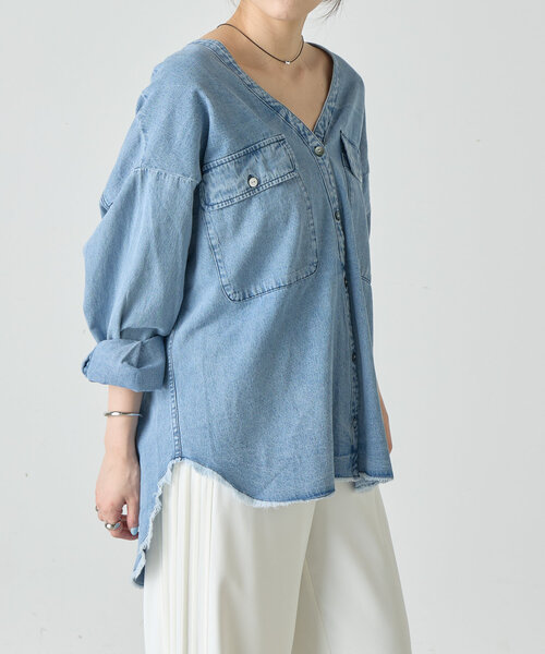 SHENERY（シーナリー）の「Vネックダンガリーシャツ（シャツ/ブラウス・レディース・ブルー・36/38）」の3枚目の写真