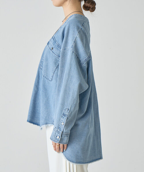 SHENERY（シーナリー）の「Vネックダンガリーシャツ（シャツ/ブラウス・レディース・ブルー・36/38）」の5枚目の写真