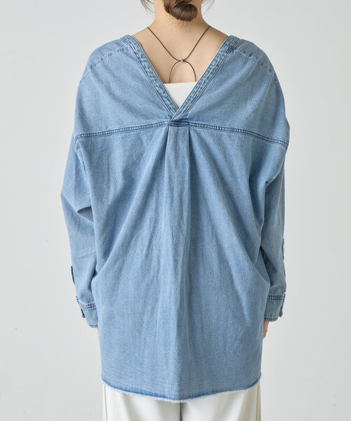 SHENERY（シーナリー）の「Vネックダンガリーシャツ（シャツ/ブラウス・レディース・ブルー・36/38）」の6枚目の写真