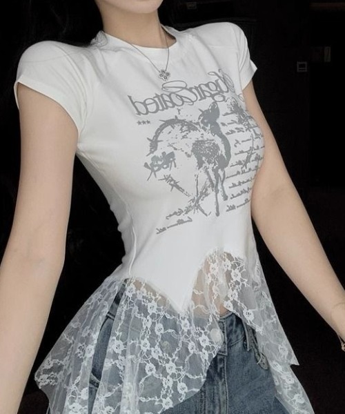 SHEENA(シーナ)の「レースフリルイレヘムプリントTシャツ(Tシャツ/カットソー・レディース・ブラック/ホワイト・M)」の1枚目の写真