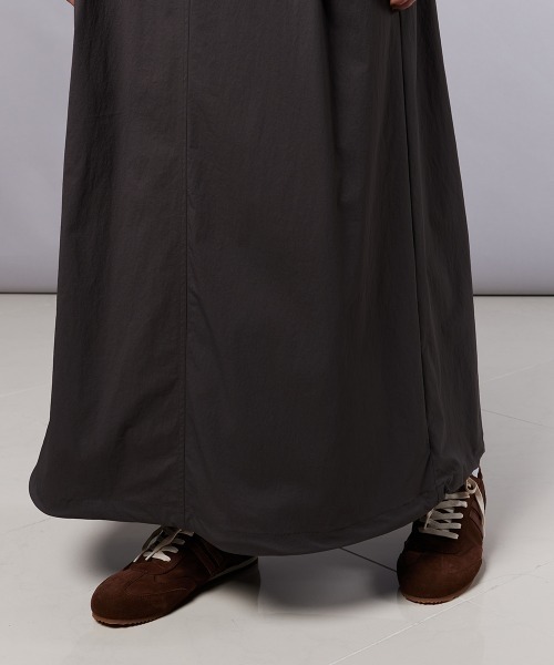 DOUBLE STANDARD CLOTHING(ダブルスタンダードクロージング)の「フロストナイロン ドローストリングスカート(スカート・レディース・カーキ/ブラック・38/36)」の13枚目の写真