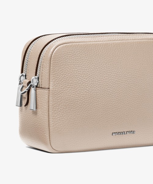 MICHAEL KORS(マイケルコース)の「BRYANT ぺブル レザー カメラバッグ ミディアム(ショルダーバッグ・レディース・ベージュ系・FREE)」の5枚目の写真