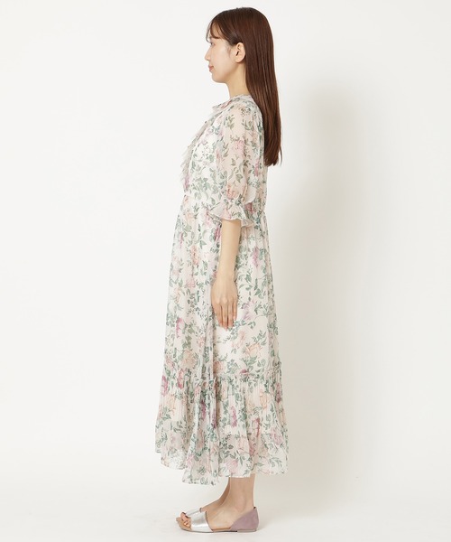 Rose Tiara(ローズティアラ)の「フラワープリントワンピース(ワンピース・レディース・ベージュ/ネイビー・38/40/42/46)」の6枚目の写真