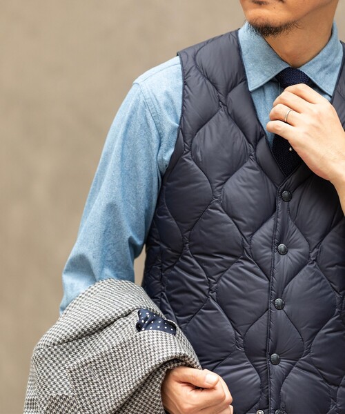 SHIPS（シップス）の「【SHIPS別注】TAION: ダウン ジレ（ダウンベスト・メンズ・ネイビー/オリーブ/ブラック・MEDIUM/LARGE/X-LARGE/SMALL）」の4枚目の写真