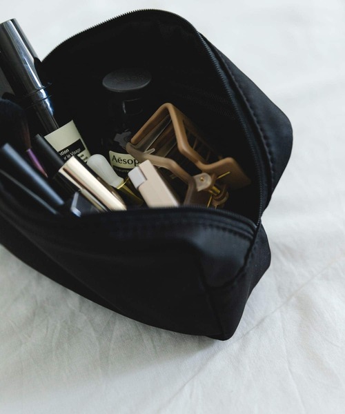 URBAN RESEARCH DOORS(アーバンリサーチドアーズ)の「撥水ポーチ大(ポーチ・レディース・ブラック/ベージュ・ONE)」の9枚目の写真