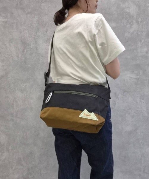 Bleu Bleuet(ブルーブルーエ)の「Boiteショルダー<はっ水加工>(ショルダーバッグ・メンズ・パープル/ブラック/ブラック系その他/チャコールグレー・FREE)」の2枚目の写真