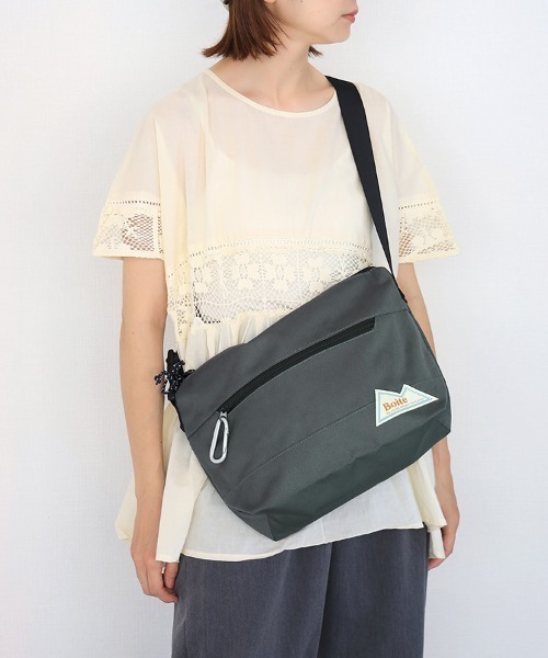 Bleu Bleuet(ブルーブルーエ)の「Boiteショルダー<はっ水加工>(ショルダーバッグ・メンズ・パープル/ブラック/ブラック系その他/チャコールグレー・FREE)」の3枚目の写真
