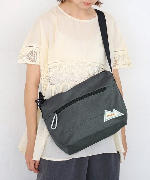 Bleu Bleuet(ブルーブルーエ)の「Boiteショルダー<はっ水加工>(ショルダーバッグ・メンズ・パープル/ブラック/ブラック系その他/チャコールグレー・FREE)」の13枚目の写真