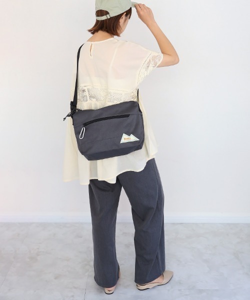 Bleu Bleuet(ブルーブルーエ)の「Boiteショルダー<はっ水加工>(ショルダーバッグ・メンズ・パープル/ブラック/ブラック系その他/チャコールグレー・FREE)」の16枚目の写真