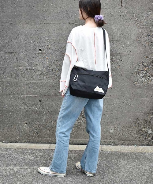 Bleu Bleuet(ブルーブルーエ)の「Boiteショルダー<はっ水加工>(ショルダーバッグ・メンズ・パープル/ブラック/ブラック系その他/チャコールグレー・FREE)」の6枚目の写真