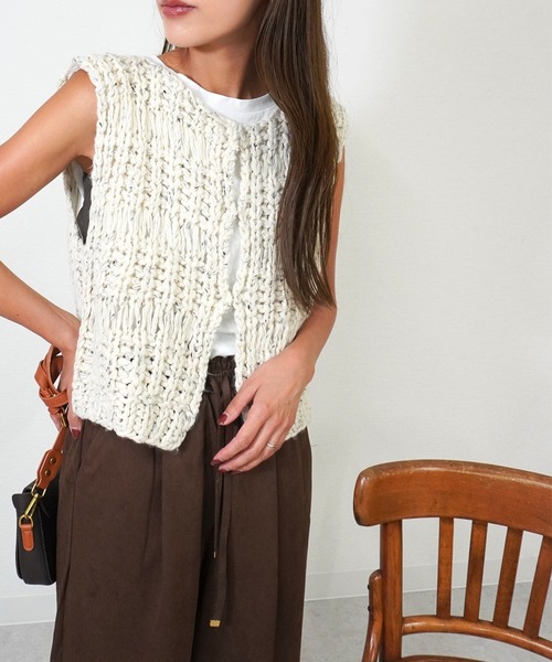 gossara（ゴサラ）の「ハンドロービングニットベスト（ベスト・レディース・ブラウン/アイボリー/チャコール・FREE）」の2枚目の写真