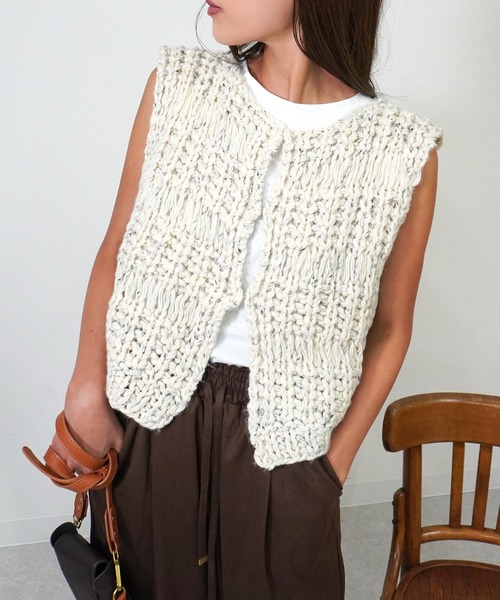 gossara（ゴサラ）の「ハンドロービングニットベスト（ベスト・レディース・ブラウン/アイボリー/チャコール・FREE）」の4枚目の写真
