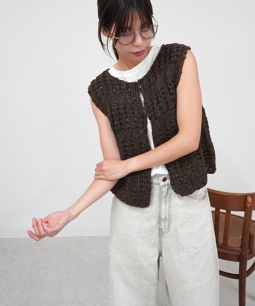 gossara（ゴサラ）の「ハンドロービングニットベスト（ベスト・レディース・ブラウン/アイボリー/チャコール・FREE）」の9枚目の写真