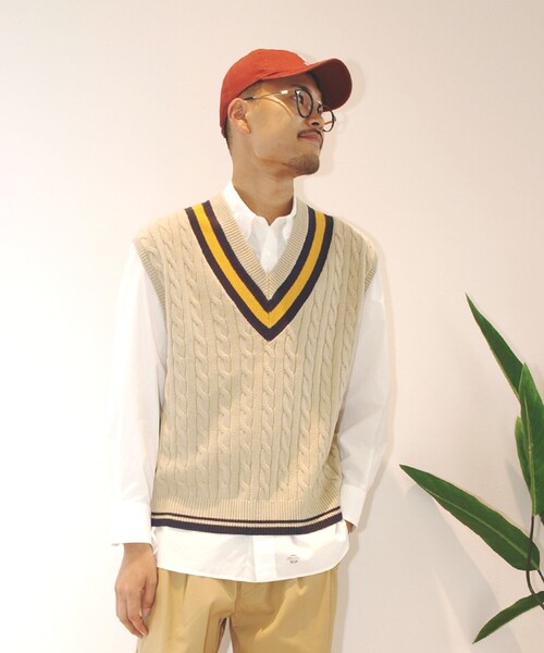 J.PRESS YORK STREET(ジェイプレスヨークストリート)の「【UNISEX】チルデン ニットベスト(ニット/セーター・メンズ・ライトグレー系/ネイビー系/ベージュ系・LARGE/MEDIUM/SMALL)」の2枚目の写真