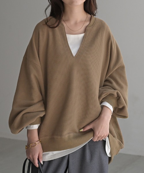HUG.U(ハグユー)の「ワッフルキーネックロンT(Tシャツ/カットソー・レディース・ブラック/カーキ/ライトグレー/アイボリー/ブラウン・FREE)」の3枚目の写真
