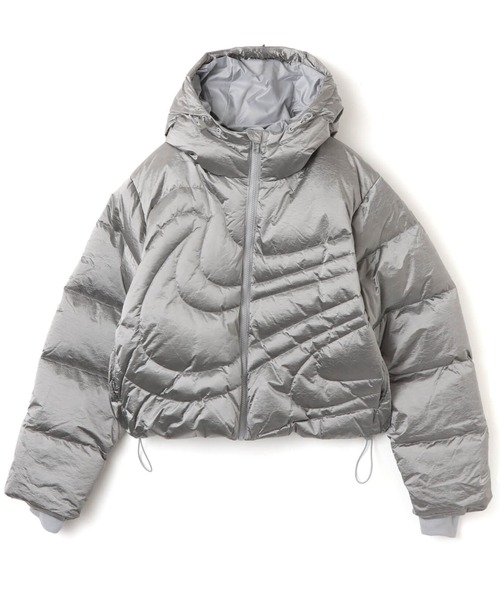 NIKE(ナイキ)の「NIKE AS W NSW TF DWN MTLC SWSH PFR / ナイキ ウィメンズ NSW TF DWN メタリック スウッシュ パファー 【SP】(ダウンジャケット/コート・レディース・シルバー・L/M/S)」の1枚目の写真