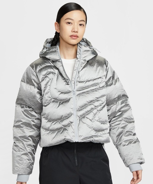 NIKE(ナイキ)の「NIKE AS W NSW TF DWN MTLC SWSH PFR / ナイキ ウィメンズ NSW TF DWN メタリック スウッシュ パファー 【SP】(ダウンジャケット/コート・レディース・シルバー・L/M/S)」の2枚目の写真