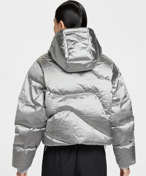 NIKE(ナイキ)の「NIKE AS W NSW TF DWN MTLC SWSH PFR / ナイキ ウィメンズ NSW TF DWN メタリック スウッシュ パファー 【SP】(ダウンジャケット/コート・レディース・シルバー・L/M/S)」の9枚目の写真