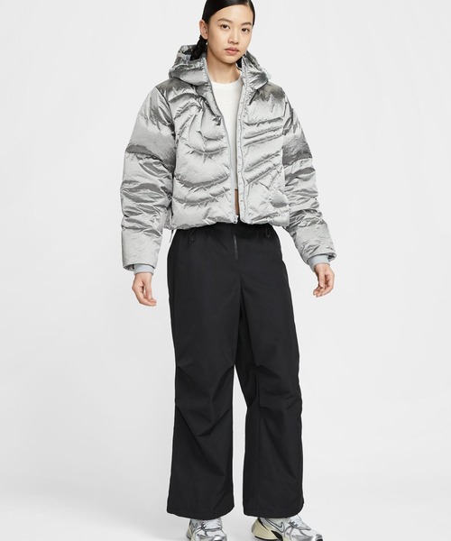NIKE(ナイキ)の「NIKE AS W NSW TF DWN MTLC SWSH PFR / ナイキ ウィメンズ NSW TF DWN メタリック スウッシュ パファー 【SP】(ダウンジャケット/コート・レディース・シルバー・L/M/S)」の10枚目の写真
