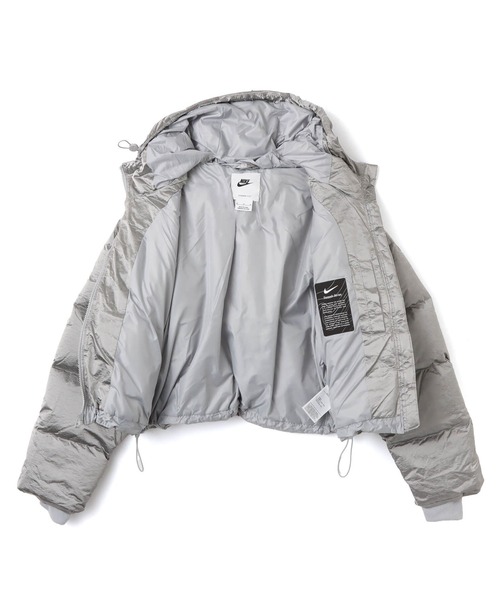 NIKE(ナイキ)の「NIKE AS W NSW TF DWN MTLC SWSH PFR / ナイキ ウィメンズ NSW TF DWN メタリック スウッシュ パファー 【SP】(ダウンジャケット/コート・レディース・シルバー・L/M/S)」の4枚目の写真