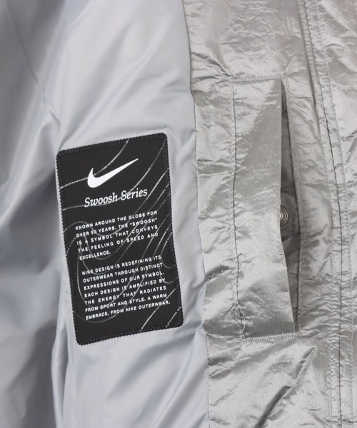 NIKE(ナイキ)の「NIKE AS W NSW TF DWN MTLC SWSH PFR / ナイキ ウィメンズ NSW TF DWN メタリック スウッシュ パファー 【SP】(ダウンジャケット/コート・レディース・シルバー・L/M/S)」の5枚目の写真