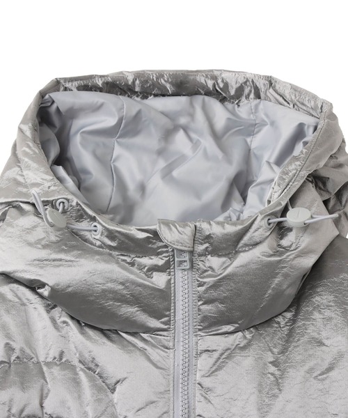 NIKE(ナイキ)の「NIKE AS W NSW TF DWN MTLC SWSH PFR / ナイキ ウィメンズ NSW TF DWN メタリック スウッシュ パファー 【SP】(ダウンジャケット/コート・レディース・シルバー・L/M/S)」の3枚目の写真