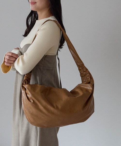 GUSCIO（グッシオ）の「【グッシオベーシック】バルーン型アンティーク風PUレザーショルダーバッグ（ショルダーバッグ・レディース・ブラック/カーキ/グレー/キャメル・FREE）」の4枚目の写真