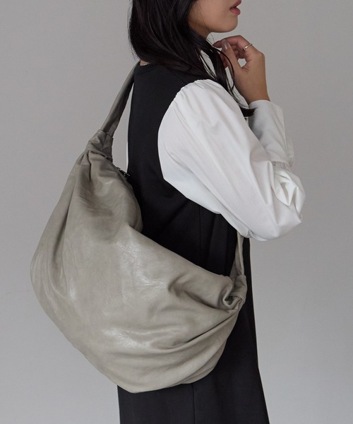 GUSCIO（グッシオ）の「【グッシオベーシック】バルーン型アンティーク風PUレザーショルダーバッグ（ショルダーバッグ・レディース・ブラック/カーキ/グレー/キャメル・FREE）」の2枚目の写真