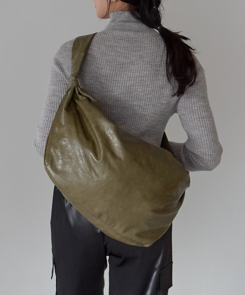 GUSCIO（グッシオ）の「【グッシオベーシック】バルーン型アンティーク風PUレザーショルダーバッグ（ショルダーバッグ・レディース・ブラック/カーキ/グレー/キャメル・FREE）」の3枚目の写真
