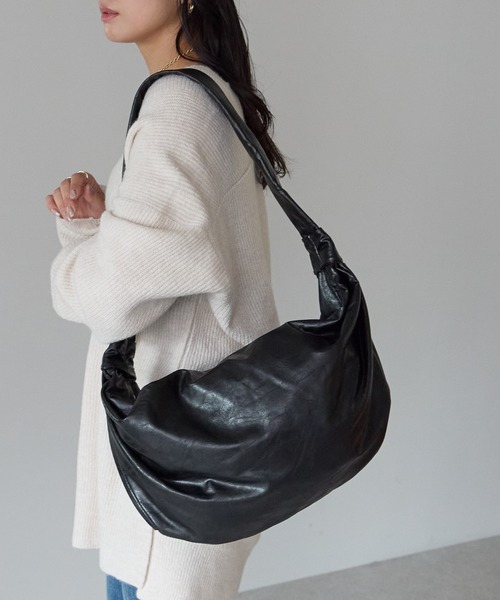 GUSCIO（グッシオ）の「【グッシオベーシック】バルーン型アンティーク風PUレザーショルダーバッグ（ショルダーバッグ・レディース・ブラック/カーキ/グレー/キャメル・FREE）」の12枚目の写真