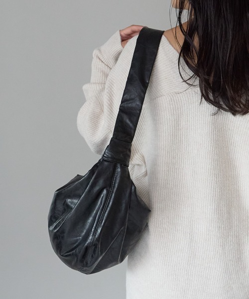 GUSCIO（グッシオ）の「【グッシオベーシック】バルーン型アンティーク風PUレザーショルダーバッグ（ショルダーバッグ・レディース・ブラック/カーキ/グレー/キャメル・FREE）」の13枚目の写真