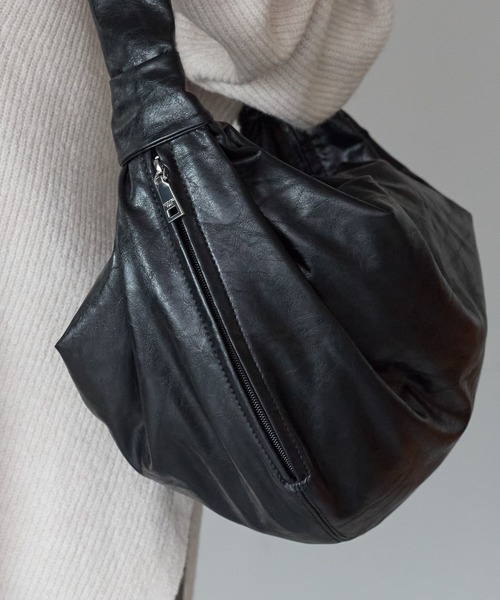 GUSCIO（グッシオ）の「【グッシオベーシック】バルーン型アンティーク風PUレザーショルダーバッグ（ショルダーバッグ・レディース・ブラック/カーキ/グレー/キャメル・FREE）」の14枚目の写真