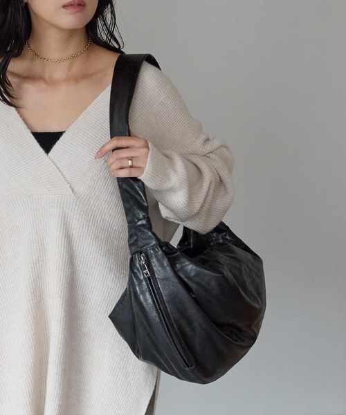 GUSCIO（グッシオ）の「【グッシオベーシック】バルーン型アンティーク風PUレザーショルダーバッグ（ショルダーバッグ・レディース・ブラック/カーキ/グレー/キャメル・FREE）」の15枚目の写真