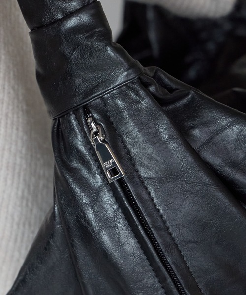 GUSCIO（グッシオ）の「【グッシオベーシック】バルーン型アンティーク風PUレザーショルダーバッグ（ショルダーバッグ・レディース・ブラック/カーキ/グレー/キャメル・FREE）」の16枚目の写真