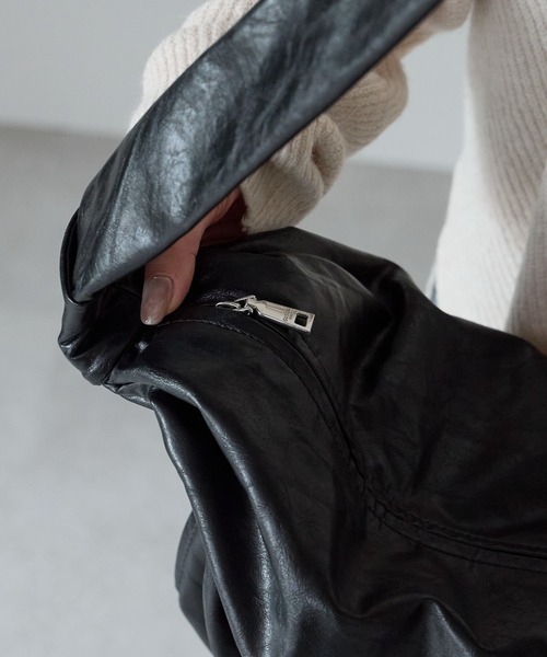 GUSCIO（グッシオ）の「【グッシオベーシック】バルーン型アンティーク風PUレザーショルダーバッグ（ショルダーバッグ・レディース・ブラック/カーキ/グレー/キャメル・FREE）」の18枚目の写真