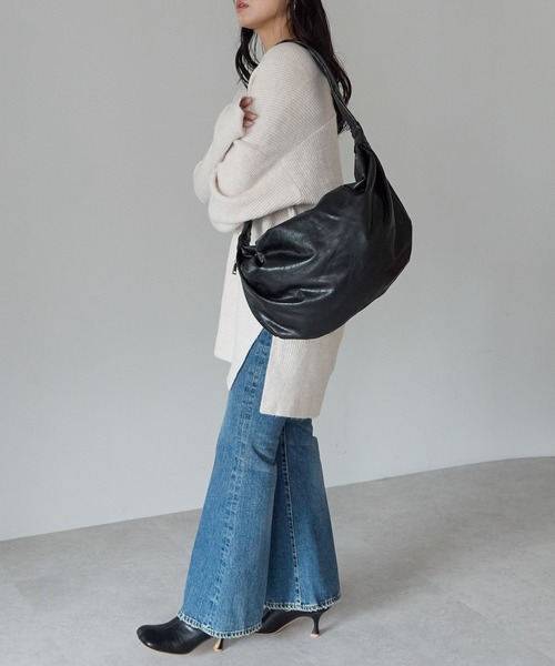 GUSCIO（グッシオ）の「【グッシオベーシック】バルーン型アンティーク風PUレザーショルダーバッグ（ショルダーバッグ・レディース・ブラック/カーキ/グレー/キャメル・FREE）」の19枚目の写真