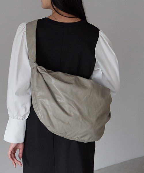 GUSCIO（グッシオ）の「【グッシオベーシック】バルーン型アンティーク風PUレザーショルダーバッグ（ショルダーバッグ・レディース・ブラック/カーキ/グレー/キャメル・FREE）」の11枚目の写真