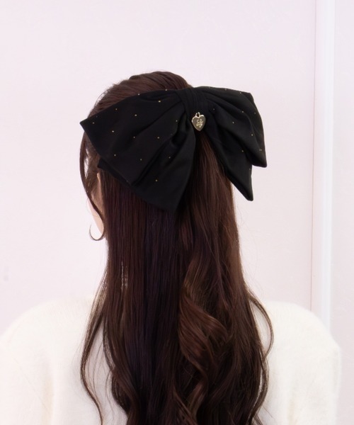 LAFARY(ラファリー)の「ゴールドスタッズリボンバレッタ(バレッタ/ヘアクリップ・レディース・ブラック/ピンク/ベージュ・FREE)」の2枚目の写真