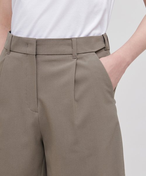 MUSINSA STANDARD WOMAN（ムシンサスタンダードウーマン）の「レディース軽量隠しバンディングハーフスラックス【ダスティベージュ】（スラックス・レディース・その他・32/30/31/24/25/26/27）」の4枚目の写真