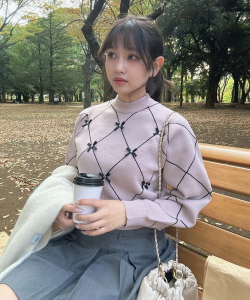 AS KNOW AS plus（アズノゥアズプラス）の「♪選べるアソートデザイン ニットプルオーバー(キラキラリボン・カレッジロゴ）（ニット/セーター・レディース・レッド系/アイボリー系/ネイビー系/ピンク系・FREE）」の3枚目の写真