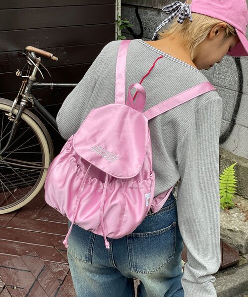 HELLO.SANFRANCISCO（ハローサンフランシスコ）の「【HELLO.SANFRANCISCO/ハローサンフランシスコ】ロゴ刺繍サテンリュックサック（バックパック/リュック・レディース・ピンク/シルバー/ブルー・ONE SIZE）」の3枚目の写真