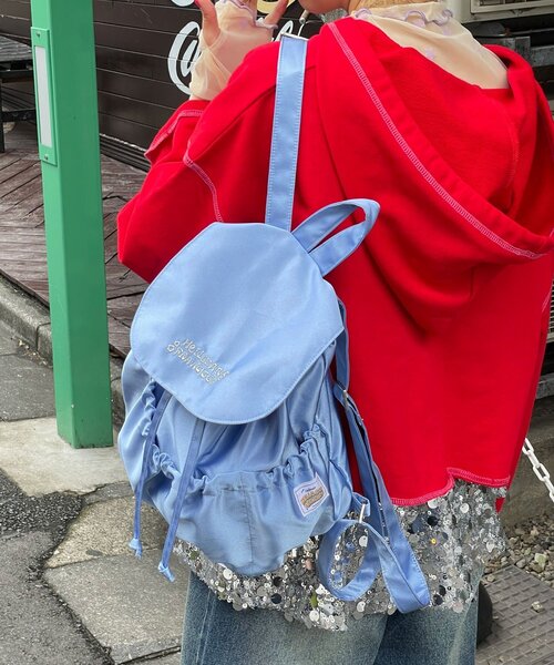 HELLO.SANFRANCISCO（ハローサンフランシスコ）の「【HELLO.SANFRANCISCO/ハローサンフランシスコ】ロゴ刺繍サテンリュックサック（バックパック/リュック・レディース・ピンク/シルバー/ブルー・ONE SIZE）」の2枚目の写真