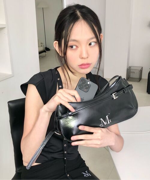 MUCENT（ムセント）の「エレンベルトストラップレザーショルダーバッグ 男女共用（ショルダーバッグ・レディース・ブラック・FREE）」の8枚目の写真