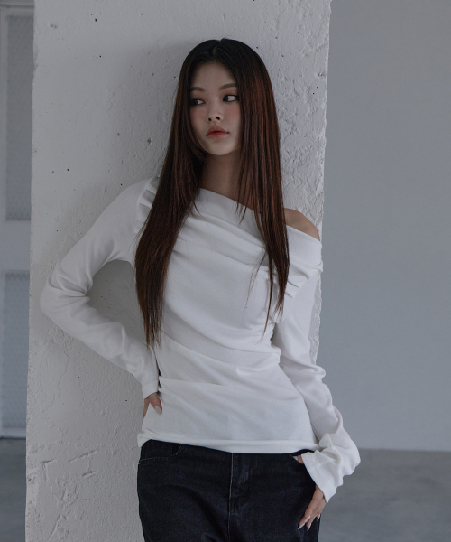 5OML(オーオーエムエル)の「オフショルダードレープロングスリーブホワイト(Tシャツ/カットソー・レディース・ホワイト・FREE)」の1枚目の写真