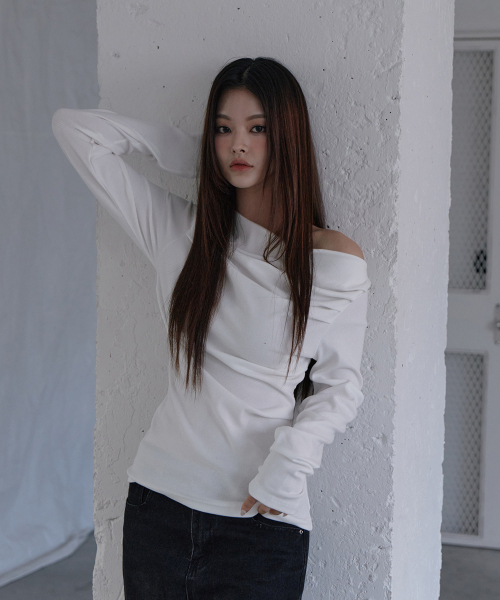 5OML(オーオーエムエル)の「オフショルダードレープロングスリーブホワイト(Tシャツ/カットソー・レディース・ホワイト・FREE)」の2枚目の写真