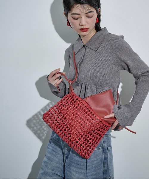 THE YOn（ザヨン）の「チェーンストラップ雑材メッシュバッグ（ハンドバッグ・レディース・ナチュラル/レッド/ブラウン・FREE）」の3枚目の写真