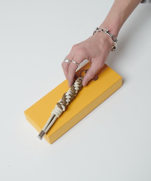 ITTI（イッチ）の「【ITTI】CRISTY FOLD KNOT CHARM / STCOW（キーホルダー・メンズ・ブラック/グレー系その他・FREE）」の15枚目の写真