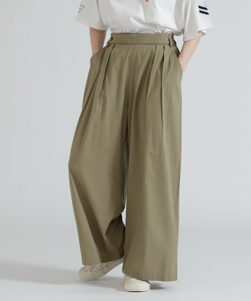 AVIREX(アヴィレックス)の「DESIGN BELT TUCK DETAIL PANTS(その他パンツ・レディース・ブラック/オリーブ/レンガ・F)」の3枚目の写真