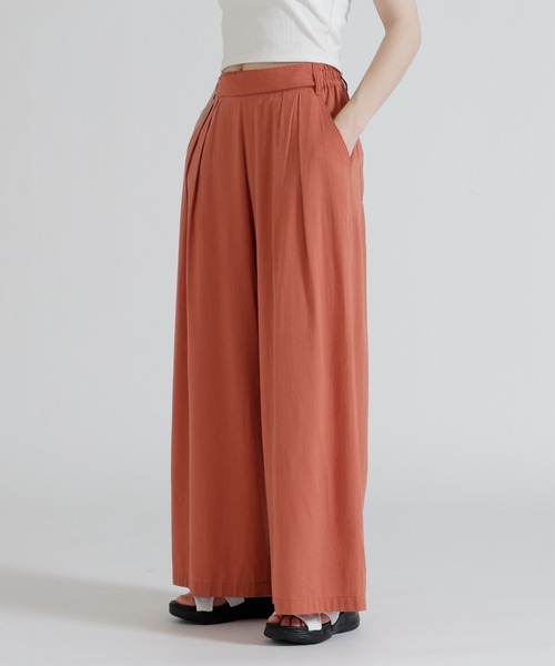 AVIREX(アヴィレックス)の「DESIGN BELT TUCK DETAIL PANTS(その他パンツ・レディース・ブラック/オリーブ/レンガ・F)」の1枚目の写真