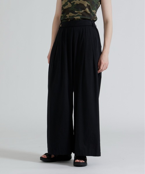 AVIREX(アヴィレックス)の「DESIGN BELT TUCK DETAIL PANTS(その他パンツ・レディース・ブラック/オリーブ/レンガ・F)」の2枚目の写真